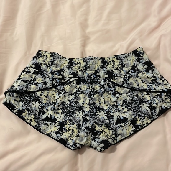 Lululemon reversible shorts - Picture 2 of 4